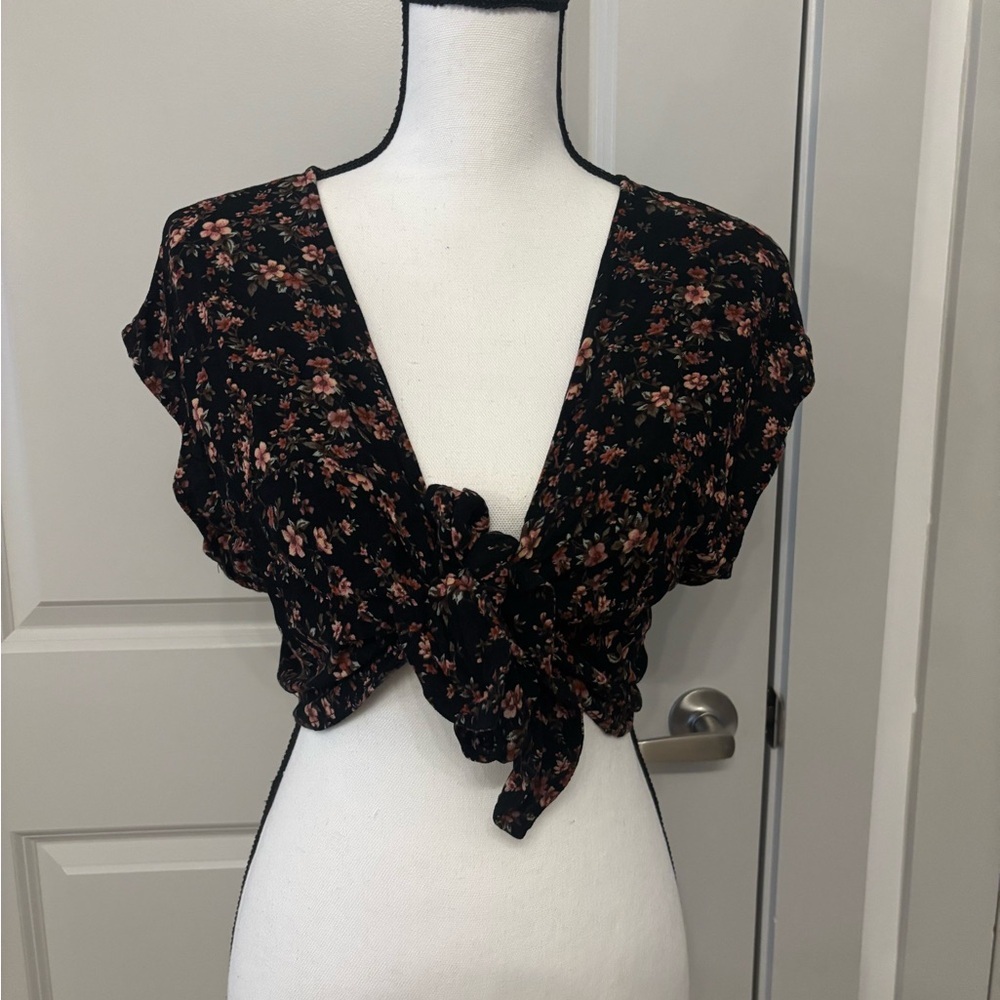 American Eagle black/pink floral cropped front tie blouse size M